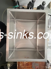 Undermount Single Bowl Sink ในสีดําที่ออมพื้นที่และใช้งาน