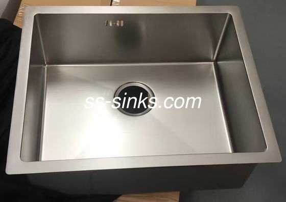 Undermount Handmade Sink Double Bowl ความลึกของถ้วย 220 มม. และการติดตั้งที่สะดวก