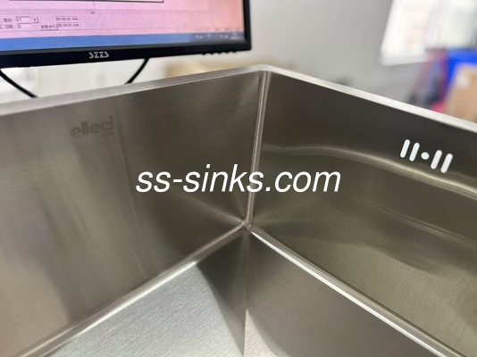 Undermount Single Bowl Sink ในสีดําที่ออมพื้นที่และใช้งาน