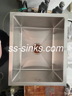 Undermount Single Bowl Sink ในสีดําที่ออมพื้นที่และใช้งาน