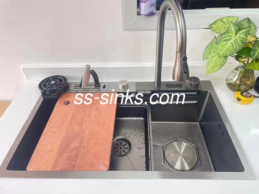 สแตนเลส ซิงค์กล่องเดียวที่มีวัสดุสแตนเลส 18/10 นิเคิล และระบบระบายน้ํา