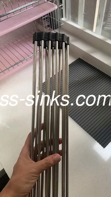 18 Gauge ถังครัวทําด้วยมือ ด้วยการวางระบายน้ําด้านหลังหรือกลาง ความลึกของถ้วย 220 มม