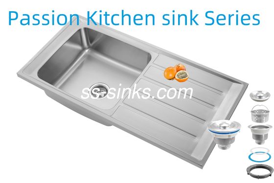 อ่างล้างจานในครัวพร้อมที่พักจานแบบทันสมัยพร้อมตำแหน่งท่อระบายน้ำด้านหลังสำหรับห้องครัวร่วมสมัย