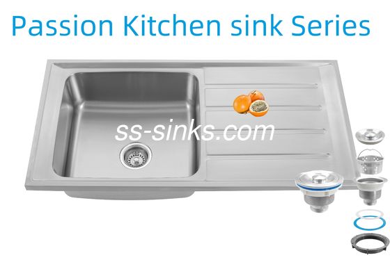 อ่างล้างจานในครัวพร้อมที่พักจานแบบทันสมัยพร้อมตำแหน่งท่อระบายน้ำด้านหลังสำหรับห้องครัวร่วมสมัย